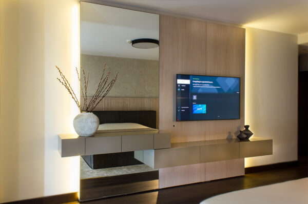 MAYA MAKE UP DESK